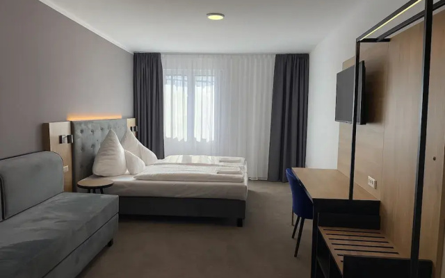 HI Grand City Hotel