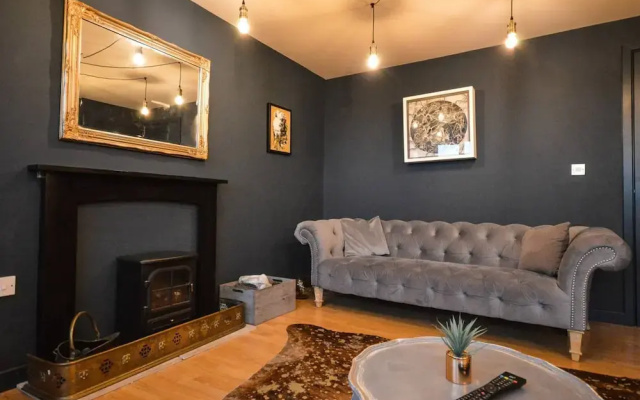 Contemporary 2 Bedroom Midland Mews Apartment