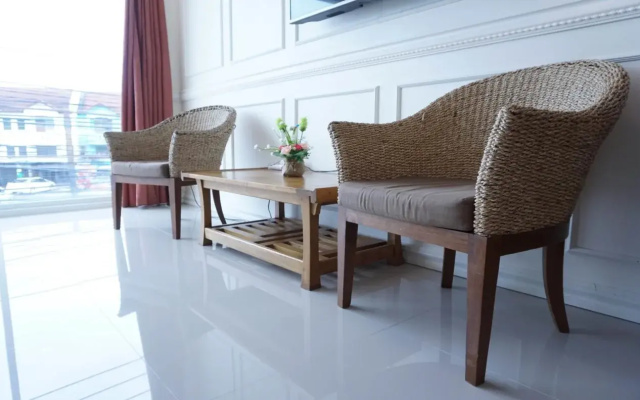 Phuket Airport Suites & Lounge Bar