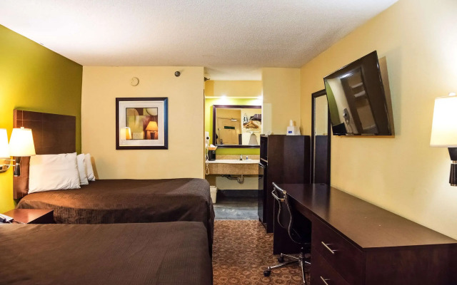 Rodeway Inn & Suites Clarksville near Governors Square Mall