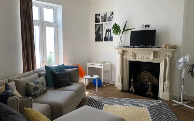The Spacious Fitzjohn’s Road Apartment - RKC