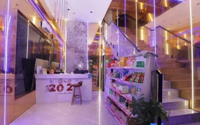 UK eSports Hotel（Liantang Baigang Metro Station）