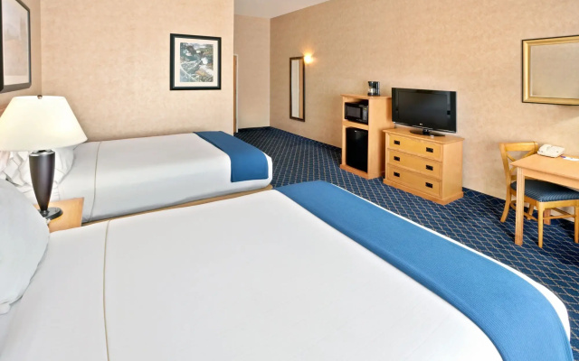 Holiday Inn Express & Suites Cheney by IHG