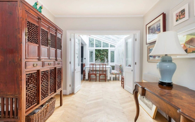 Whoops-a-daisy 3 Bedroom in Notting Hill