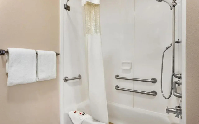 Baymont Inn & Suites Ft. Leonard/St. Robert
