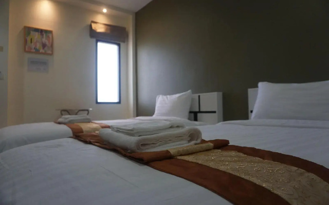 Parisa Place Hotel