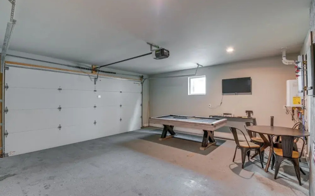Nashville Townhome w/ Rooftop Balcony & Game Room!