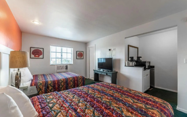 Captain's Table Hotel