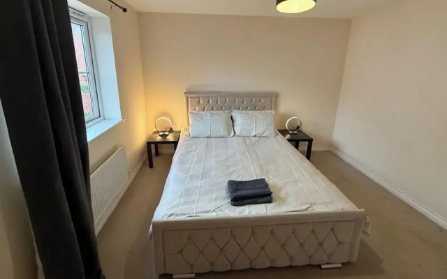 4 Bedroom House Sleeps 8 - Free Parking - Garden