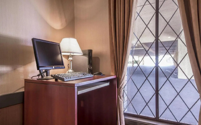Econo Lodge Inn & Suites