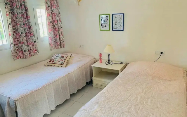 Calahonda - Sleeps 6 - Parking - Garden - Pool