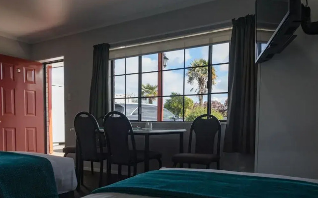 Bk's Palm Court Motor Lodge