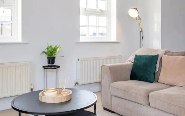Spacious 3 Bedroom Apt With Parking
