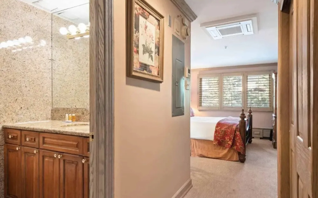 Cozy 2 Bedroom Slopeside Mountain Residence in Vail Village Just Steps From Gondola 1