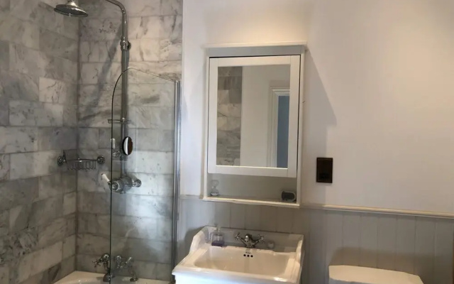 Luxury Victorian 2 Bedroom Apartment Near Tube