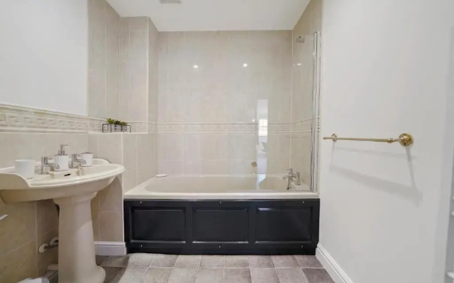 Large Duplex Penthouse in Central York - Parking