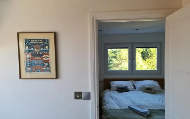 Newly Refurbished 4-bed House in Bournemouth