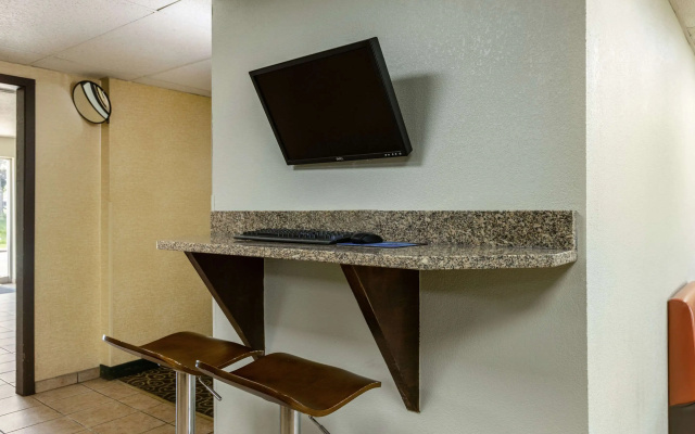 Rodeway Inn & Suites Grand Rapids Southeast