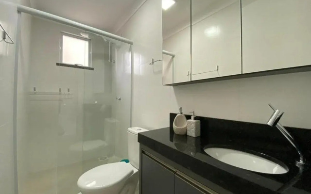 Lindo e Novíssimo Apartamento na Praia de Bombas.