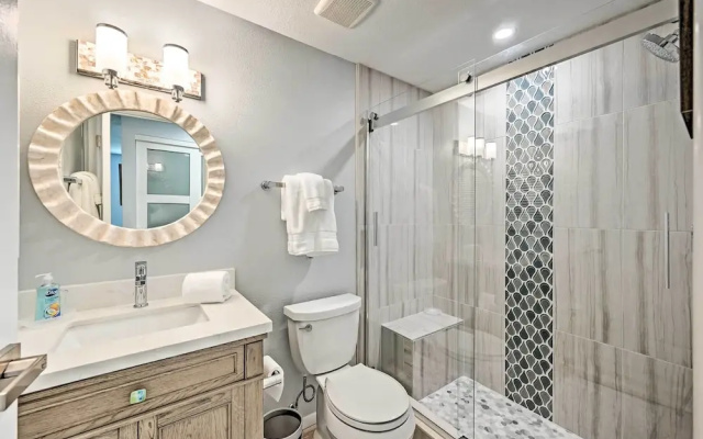 Retreat w/ Heated Pool Near Vanderbilt Beach!