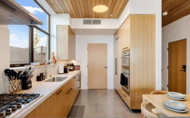 The Santa Monica Sunset - Beachfront Luxury