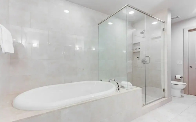 Domio Downtown Chic 2BR BBQ Grills