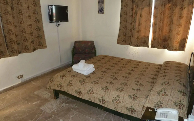 Holiday Suites Hotel And Beach