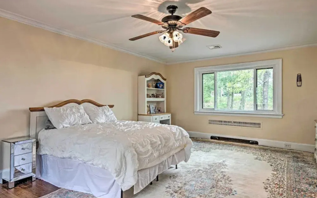 Hot Tub & Mtn Views: Expansive Hazleton Retreat
