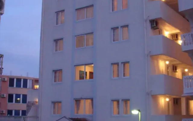 Azzuro Apartments