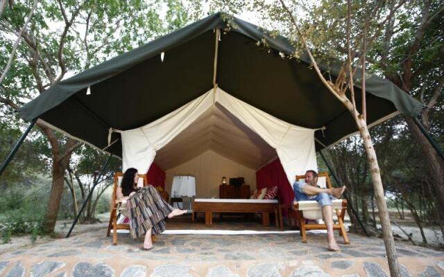 Отель The Naturalist Luxury Tents вид на фасад