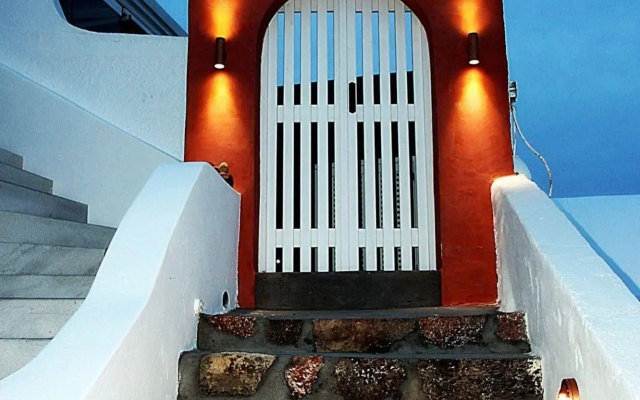 Sun Rocks Boutique Hotel | Caldera View Suites & Sunset Dining Experience