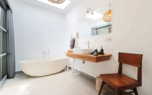 Splendid Private Villa, 2 BR, Canggu With Staff