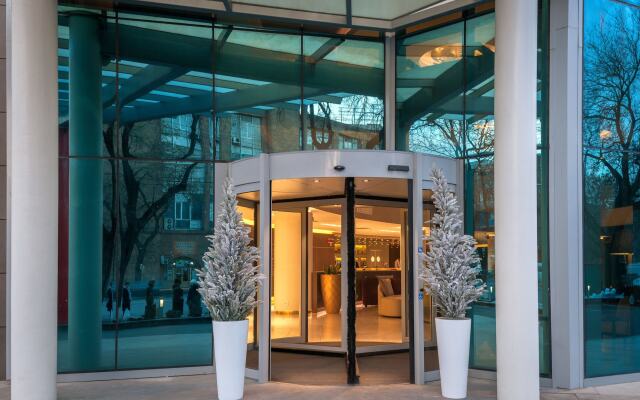 DoubleTree by Hilton Hotel Yerevan City Centre Ереван вид на фасад