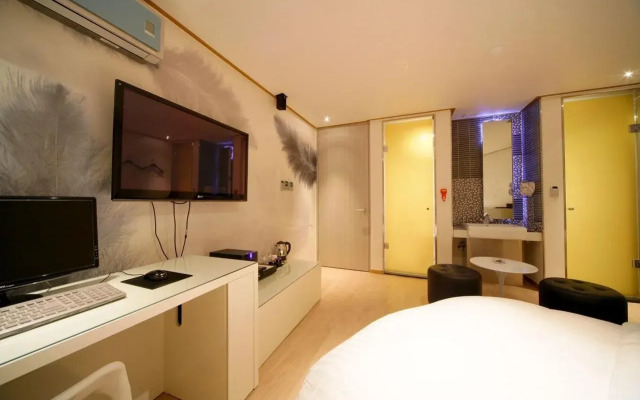 Hotel At Noon