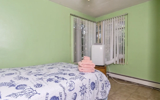 Charming Waterfront 3 Bedroom Cabin by RedAwning