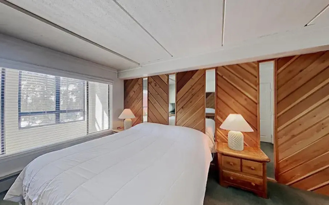 Gorgeous Mountain views and Access to 3 Hot Tubs, Pool, Hiking! by RedAwning