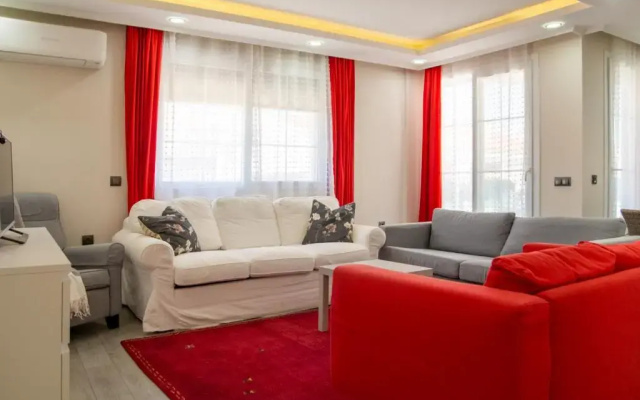 Vibrant and Central Flat Near Sea in Cesme