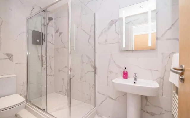 Luxury 2 Bed 2 Bath - Free Parking