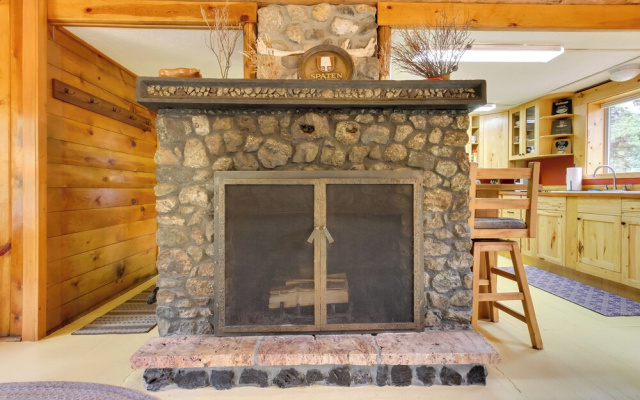 Creekside Silver Gate Getaway w/ Fireplace!