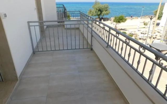 Bilocale con balcone sul mare 107