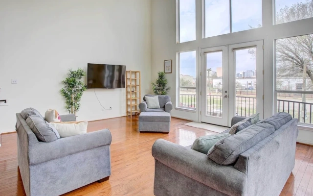 Downtown Houston Townhome w/ City Views!