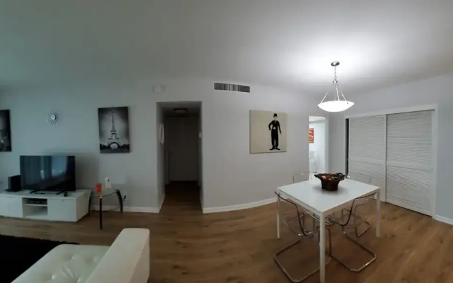 3801 Hollywood - 2Z - 1 Br Apts