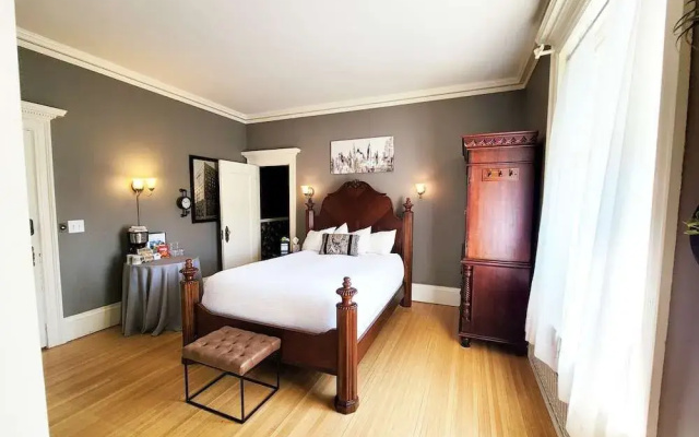Historic Cotton Mansion Duluth Boutique Hotel