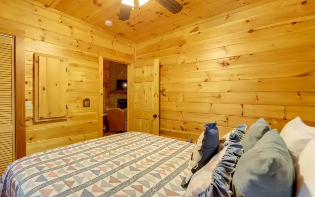 On Fightingtown Creek: Forested Mccaysville Cabin!