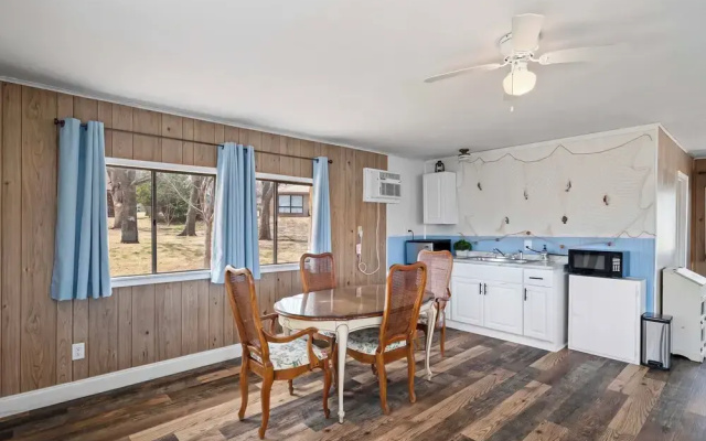 Lakefront Cabin + Guest House Near Granbury Square