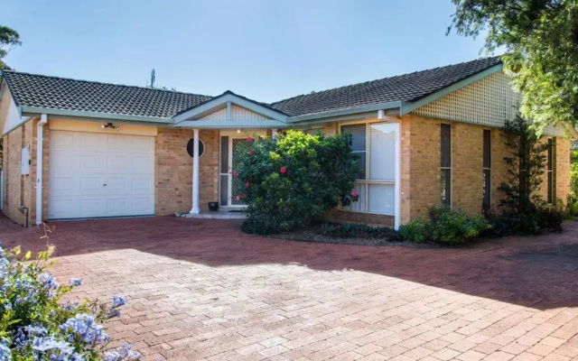 1/4 Huntly Close