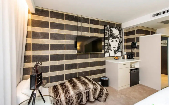 Hollywood Style Studio With Fantastic Roof Terrace