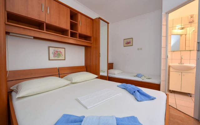 Apartments Mandre Near sea