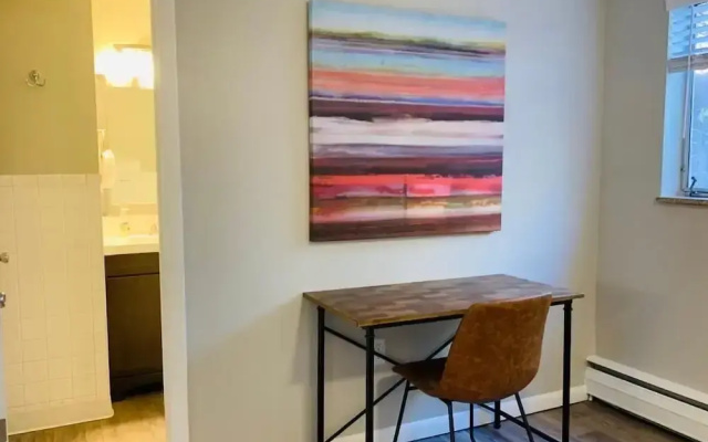 Modern & Chic Condo in the heart of Old Town