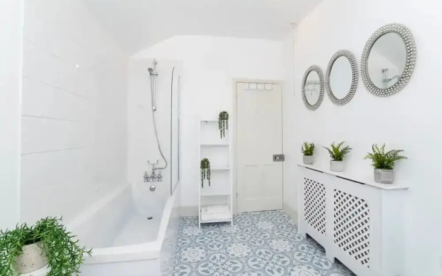 Amberley House with Hot Tub, Free Parking